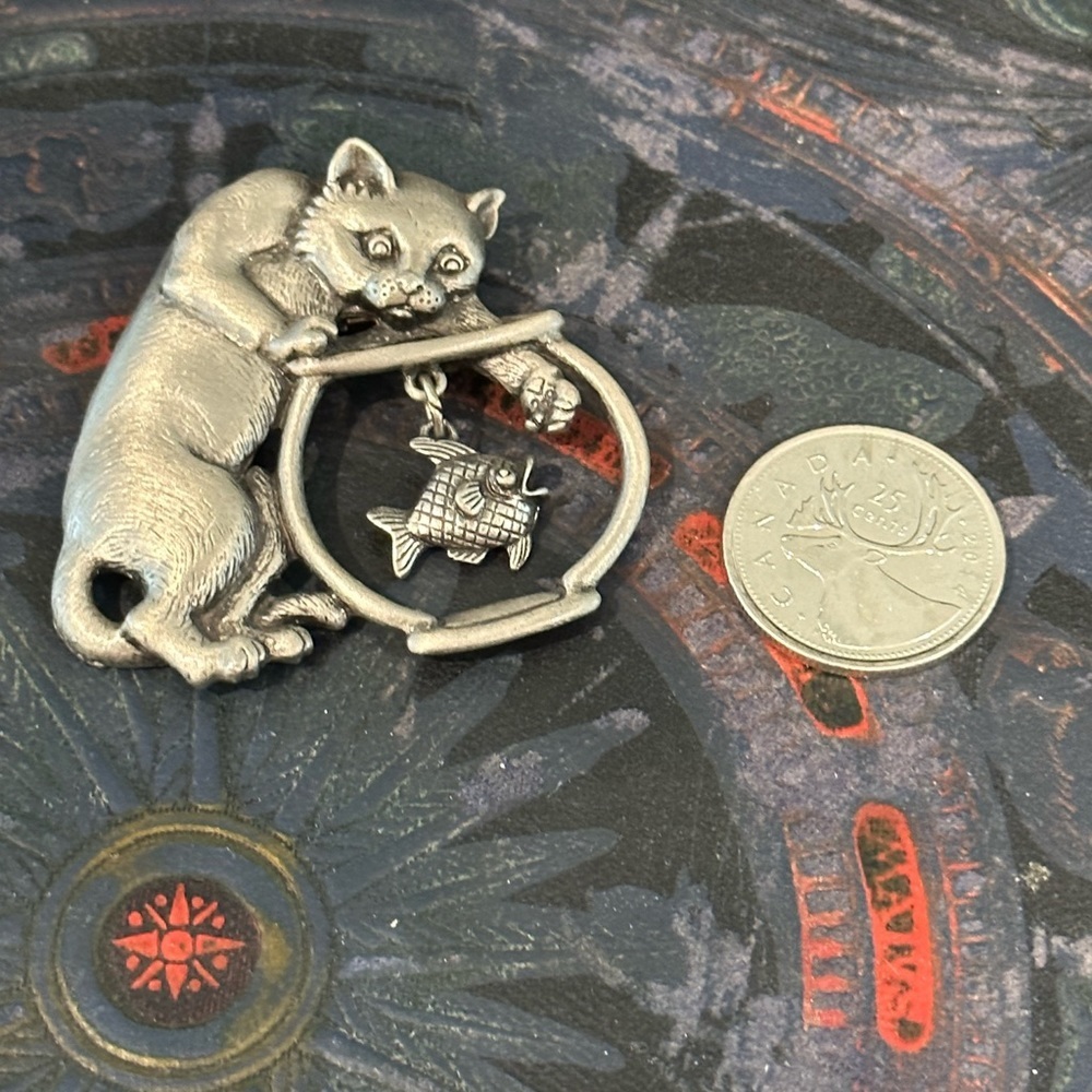 Jj brand vintage cat and fish bowl pin EUC silver tone metal